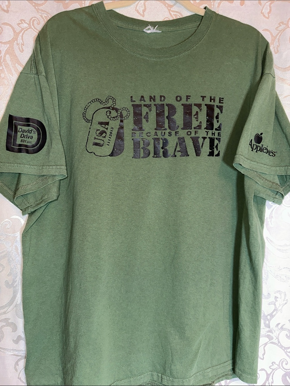 Applebee's Men's 'Land of the Free' Green Graphic Tee